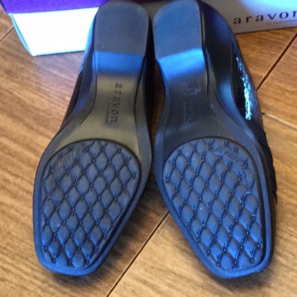 LIKE NEW! Aravon slip on dress shoes. - Picture 2 of 8